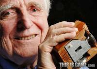 자신의 발명품 마우스를 쥐고 있는 더글라스 엥겔바트