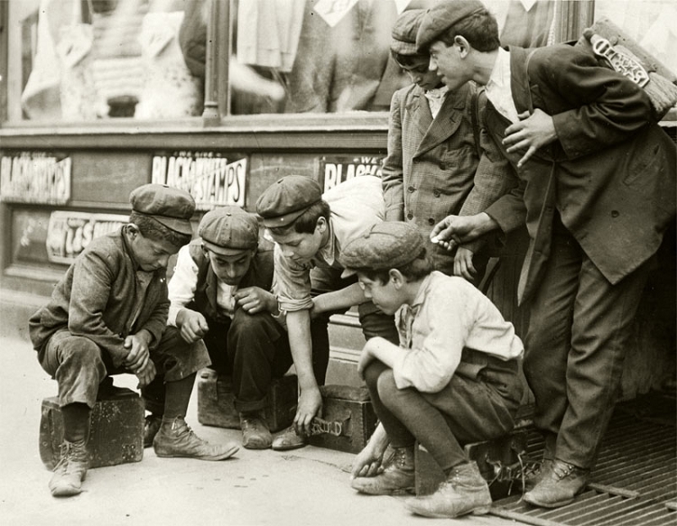 Newsies and Bootblacks shooting craps, 1910